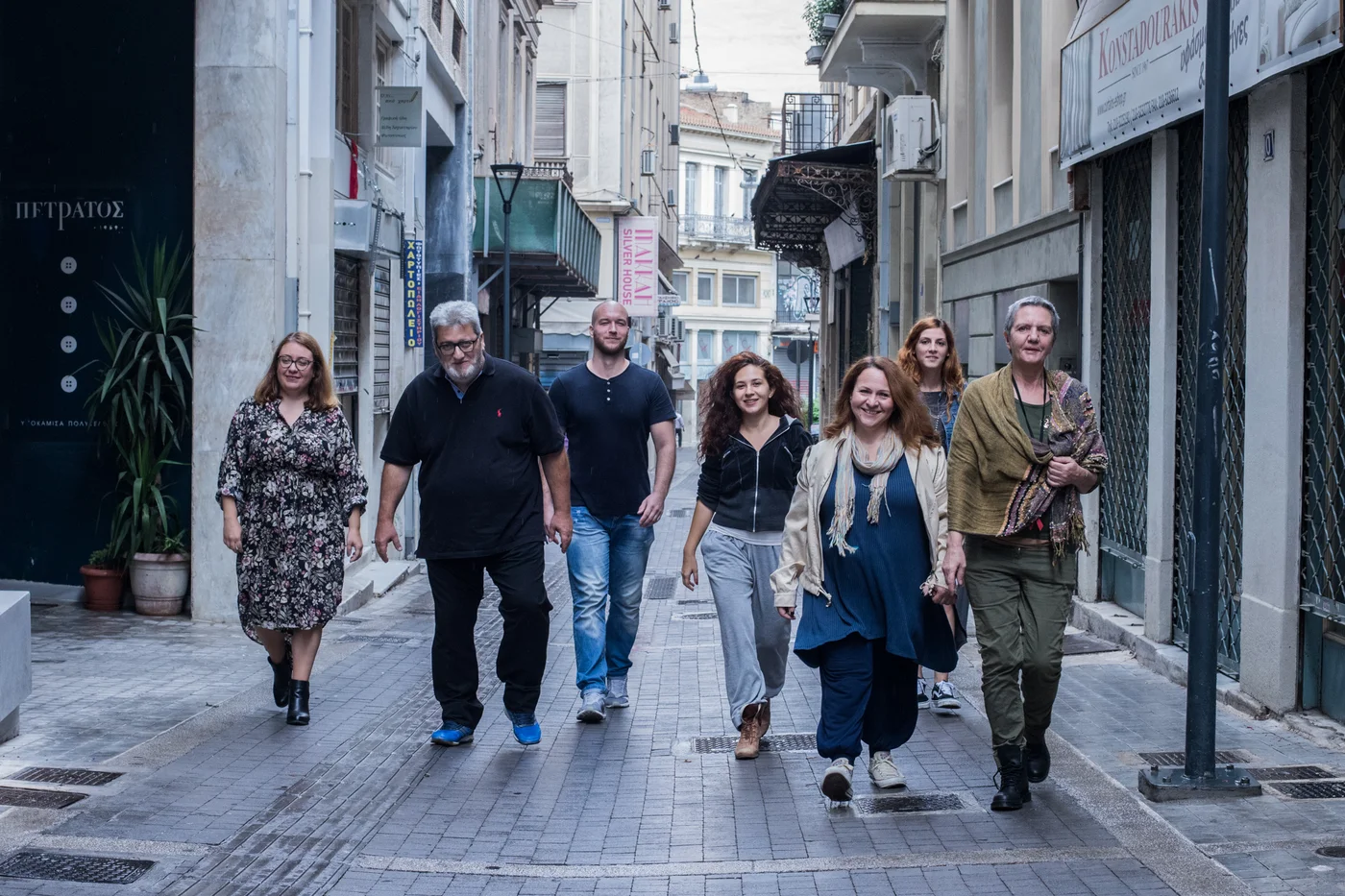 Μέλη της APICCO περπατούν μαζί σε δρόμο της πόλης.